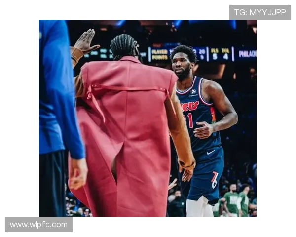 76人客战绿军登机照曝光恩比德微笑乌布雷粉色拖鞋引关注